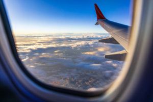 Kenapa Pramugari Selalu Suruh Buka Jendela Saat Take Off dan Landing? Ini Alasan yang Jarang Diketahui!