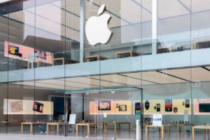 Tim Cook Absen di Lawatan Timur Tengah, Trump Ngamuk & Ancam iPhone Kena Tarif 25%!