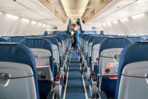Mengamuk di Udara Usai Minum Whiskey, Pria Ini Diborgol dan Dipenjara: Ada Apa Sebenarnya di Balik "Air Rage"?