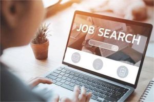 tampilan layar laptop menampilkan situs lowongan kerja populer