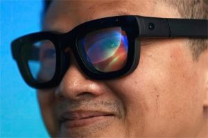kacamata AR futuristik dengan tampilan digital transparan
