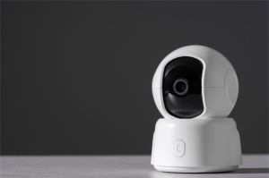 kamera CCTV pintar buatan lokal dengan tampilan aplikasi peringatan di ponsel