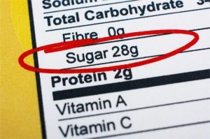 produk makanan berlabel sehat di rak supermarket, label nutrisi sering menyesatkan