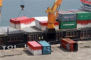 kapal tol laut bersandar di pelabuhan daerah terpencil Indonesia membawa kontainer logistik
