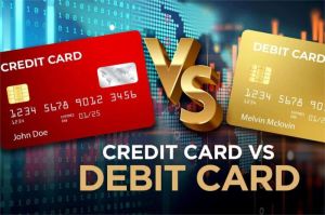 ilustrasi perbandingan kartu kredit dan kartu debit dengan gambar kartu dan simbol uang