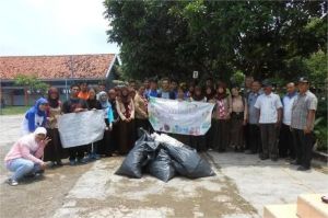 kegiatan anak-anak sekolah dan komunitas lokal sedang membersihkan sampah plastik di lingkungan sekitar