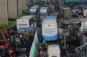 kemacetan parah di kota besar Indonesia dan ketidakefektifan transportasi publik