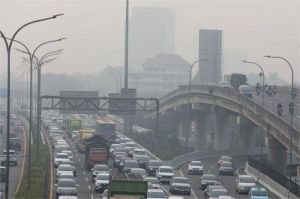 kepadatan kendaraan dan kabut polusi di kota besar