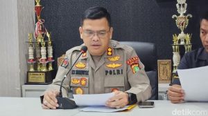 Kepala Dinas Koperasi, Usaha Mikro, dan Perindustrian (Dikuperin) Pacitan, Prayitno (tengah), saat memimpin rapat koordinasi bersama pihak terkait di Kantor Dikuperin Pacitan, Jawa Timur, beberapa wak
