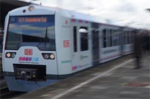 kereta otomatis tanpa masinis Jerman sedang berjalan di jalur S-Bahn Hamburg