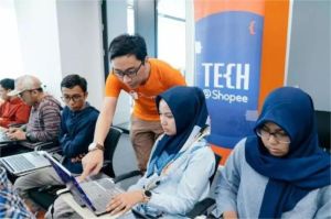 ilustrasi pelamar kerja Shopee sedang interview di kantor