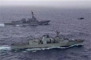 kapal perang bermanuver di Laut Cina Selatan