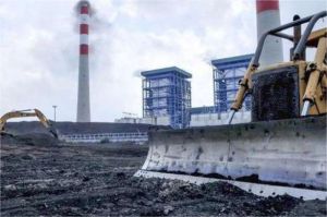 pembangkit listrik tenaga batu bara dan panel surya di latar belakang