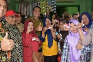 petugas melakukan verifikasi data penduduk dari rumah ke rumah