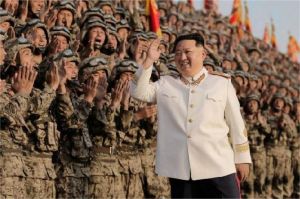 kim jong un berdiri di depan pasukan militer korea utara dalam sebuah upacara resmi