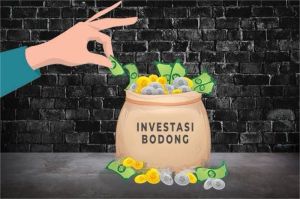 korban investasi bodong menunjukkan bukti transfer dan brosur penipuan