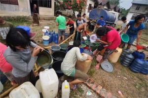 krisis air bersih melanda desa-desa dan pasokan air makin sulit dijangkau warga