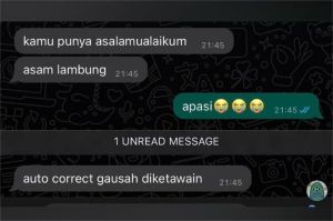 ilustrasi orang tertawa sambil melihat chat typo lucu di grup WhatsApp