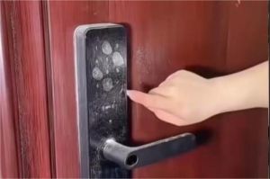 ilustrasi pencuri menggunakan alat canggih mencoba membuka pintu rumah