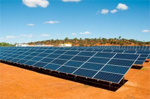 ilustrasi ladang panel surya besar di Australia dengan latar langit cerah