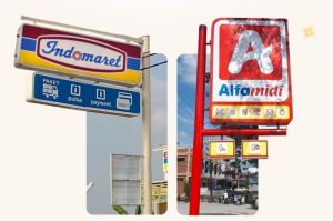 ilustrasi karyawan Indomaret dan Alfamart sedang melayani pelanggan