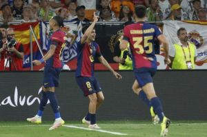 Pemain Barcelona Pedri (tengah) merayakan gol pembuka timnya dalam laga final Copa del Rey 2024/2025 melawan Real Madrid, Minggu (27/4/2025) dini hari WIB. (c) AP Photo/Joan Monfort