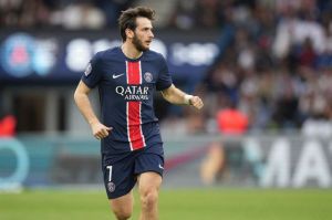 Winger PSG, Khvicha Kvaratskhelia (c) AP Photo/Michel Euler