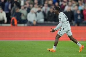 Selebrasi Jeremie Frimpong dalam laga West Ham vs Bayer Leverkusen di leg kedua perempat final Liga Europa 2023/2024, Jumat (19/4/2024) dini hari WIB. (c) AP Photo/Kin Cheung