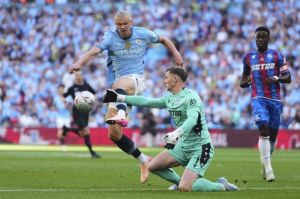 Duel antara Dean Henderson dan Erling Haaland di final Piala FA 2024/2025 (c) AP Photo/Kirsty Wigglesworth