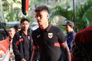 Bek Timnas Indonesia, Mees Hilgers, saat tiba di Hotel Fairmont, Jakarta, Jumat (21/03/2025). (c) Bola.net/Abdul Aziz