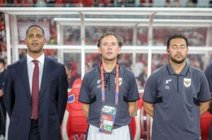 Patrick Kluivert, Alex Pastoor, dan Denny Landzaat pada laga Indonesia vs Bahrain di Kualifikasi Piala Dunia 2026 (c) Bagaskara Lazuardi