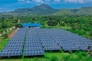 pembangkit listrik tenaga surya dengan latar langit cerah