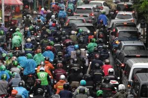 kemacetan parah di jalan utama Jakarta dengan kendaraan tak bergerak dan wajah-wajah lelah pengguna jalan