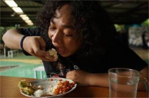 ilustrasi orang makan terburu-buru dengan ekspresi tidak nyaman