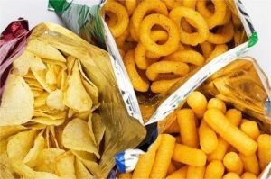 makanan ultra proses dalam kemasan dengan latar dapur rumah modern