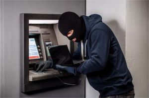 ilustrasi alat skimmer di mesin ATM yang digunakan untuk pembobolan