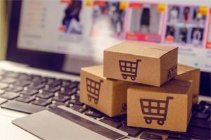 pelaku UMKM menggunakan laptop untuk pemasaran digital
