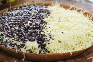 ilustrasi martabak manis dengan topping cokelat dan keju yang meleleh