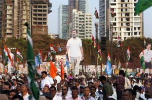 massa pendukung partai politik india berkumpul dalam kampanye pemilu nasional di jalan kota besar