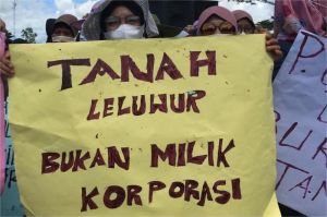 tambang merusak hutan dan desa adat yang menimbulkan protes masyarakat