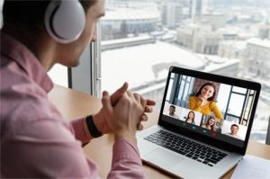 Orang tertawa sambil menghadiri meeting online dengan berbagai ekspresi lucu