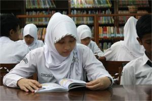 siswa membaca buku dengan fokus dan teknik membaca cepat di kelas