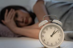 orang dewasa tidur nyenyak di kamar dengan cahaya remang