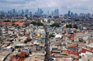pemukiman padat dan dampak urbanisasi tanpa kendali di kota besar Indonesia