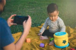 ilustrasi foto anak diunggah ke media sosial oleh orang tua tanpa pertimbangan privasi