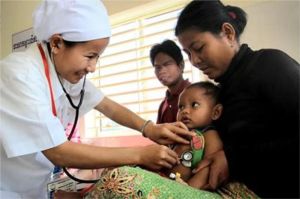 tenaga medis memberikan layanan kesehatan di klinik kecil wilayah terpencil