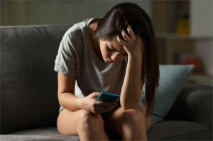 stres digital, kecemasan, teknologi dan kesehatan mental, mindfulness, detox digital