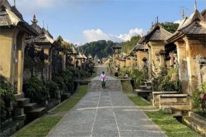 jalan bersih dan rumah tradisional di Desa Wisata Penglipuran Bali