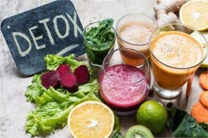 minuman sehat alami untuk detoks tubuh seperti infused water dan teh hijau