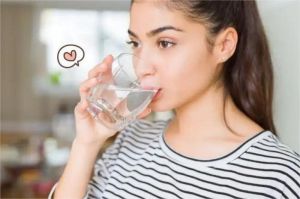 ilustrasi botol air putih di atas meja dengan latar belakang orang lelah